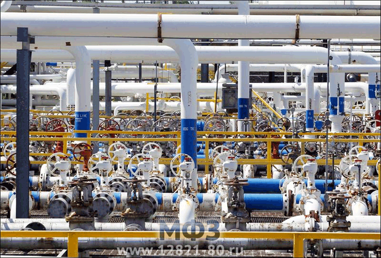 Фланцы и арматура технологических продуктопроводов, по которым разделённые фракции нефти поступают на дальнейшую переработку.